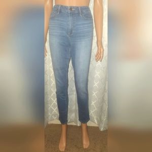 Women's Hollister Jeans Size 11 Regular. The mannequin is 69" tall.